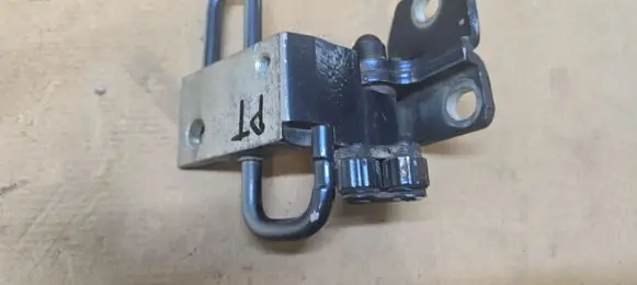 Volkswagen PASSAT B6 Rear door lower hinge 3C9833412