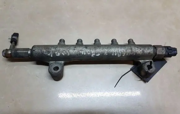 Nissan X-Trail T30 Fuel main line pipe