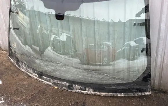 Land Rover Discovery 3 - LR3 Front windscreen/windshield window 122M34A51 43R00089