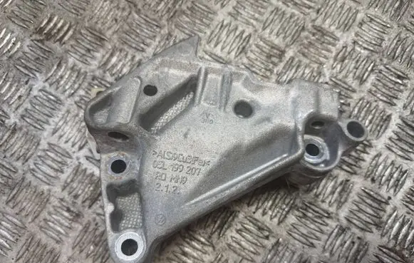 Volkswagen Golf VIII Engine mounting bracket 05L199207