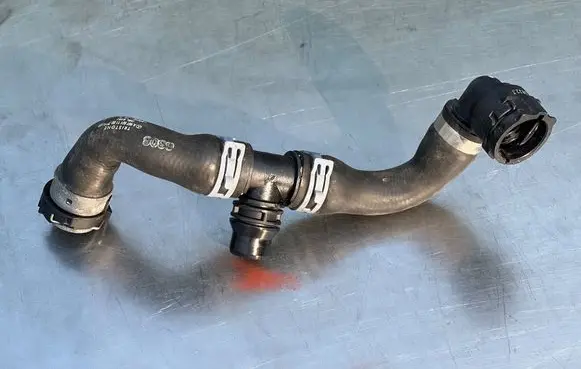 Mercedes-Benz Sprinter W907 W910 Engine coolant pipe/hose A9075011100