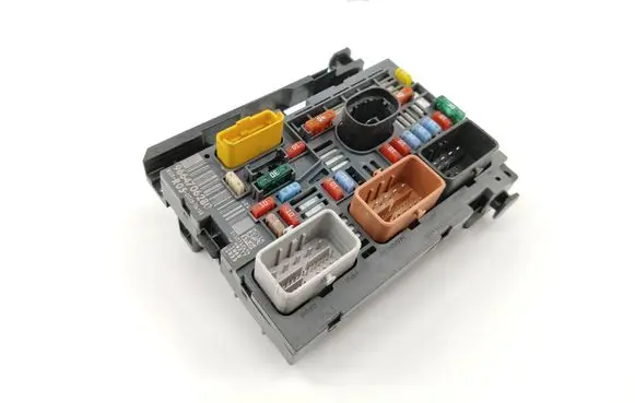 Peugeot 308 Fuse module 9664706280