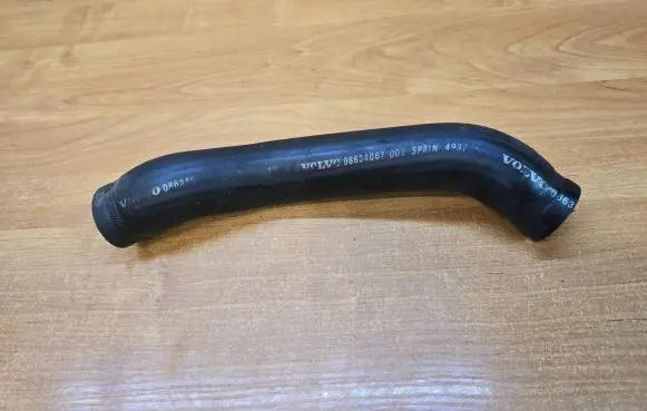 Volvo XC90 Engine coolant pipe/hose 08634067