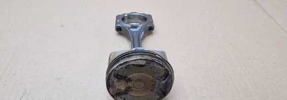 Toyota Auris E180 Piston with connecting rod 