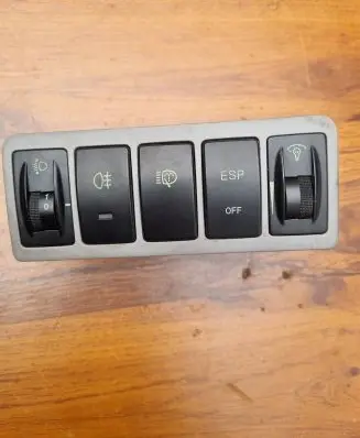 Hyundai Sonata Headlight level height control switch 933003K400