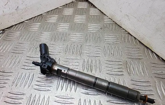 Audi A8 S8 D3 4E Fuel injector 0445115041 057130277AD