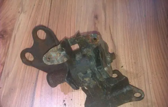 Mazda 323 Engine mount bracket