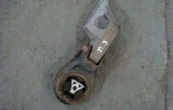 Mazda 3 II Engine mount bracket
