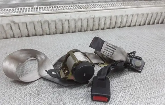 Nissan Primera Middle seatbelt (rear) 88842AV701