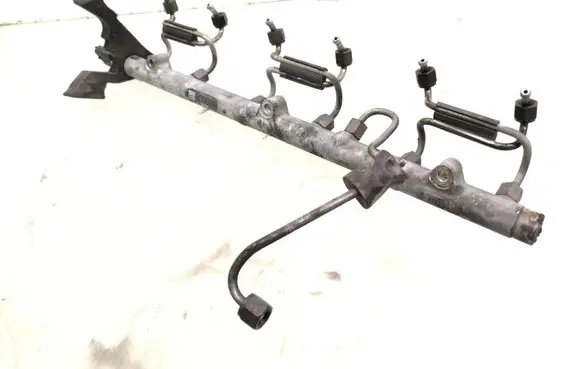 BMW 5 E39 Fuel main line pipe 0445216002 0281002475
