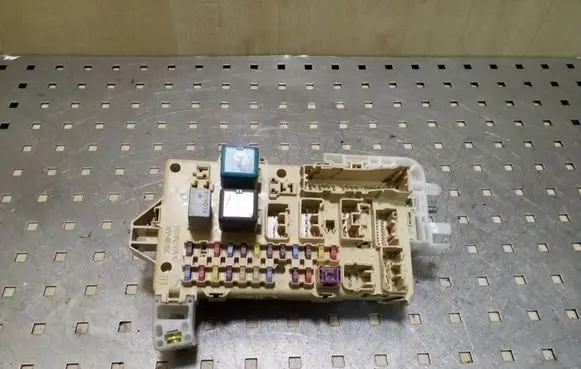 Toyota Corolla Verso E121 Fuse module 892210F010