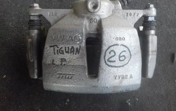 Volkswagen Tiguan Front brake caliper 7782A