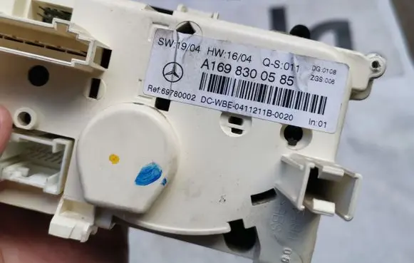 Mercedes-Benz A W169 Climate control unit A1698300585 1698300585