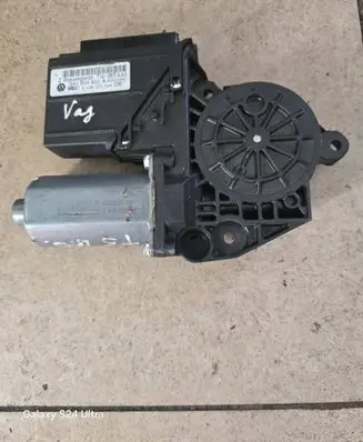 Volkswagen Multivan T5 Front door window regulator motor 7H1959802A F038070044