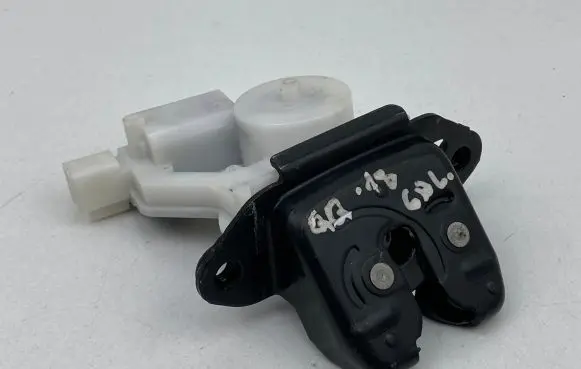 Nissan Qashqai Loading door lock 
