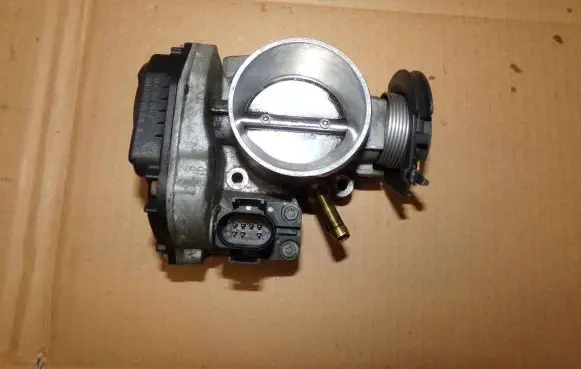 Volkswagen Sharan Throttle valve 06A133064P
