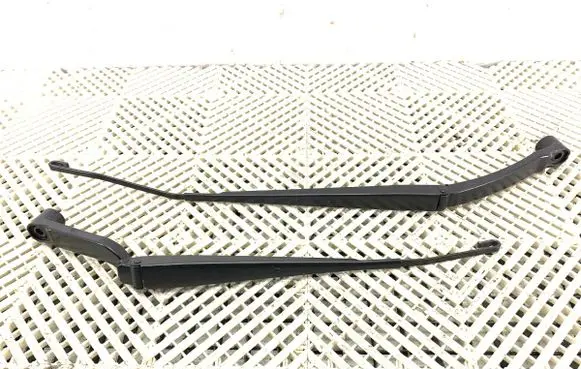 Nissan Qashqai Front wiper blade arm 