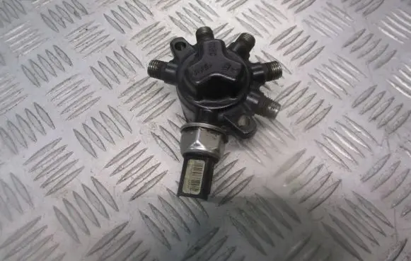 Renault Clio III Fuel distributor 
