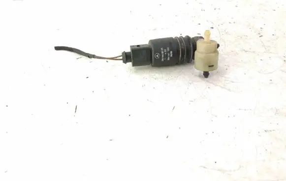 Mercedes-Benz C W204 Windshield washer spray nozzle 2048660221 3091387