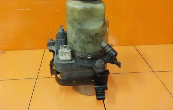 Ford Kuga I Power steering pump 4M513K514CC