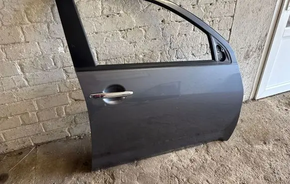 Mitsubishi Outlander Front door
