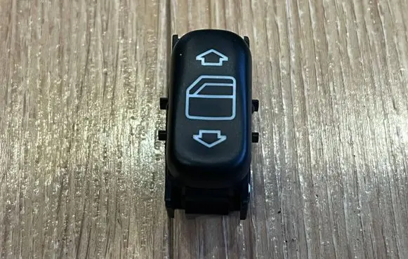 Mercedes-Benz E W210 Electric window control switch 2108208210 271F