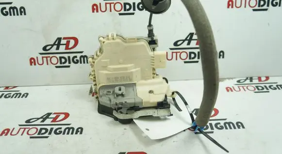 Audi A1 Rear door lock 8X0839016