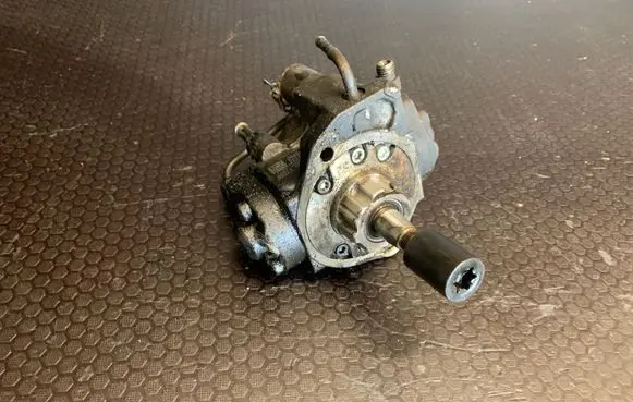 Nissan X-Trail T30 Fuel injection high pressure pump 16700ES60B 01496 2940000471