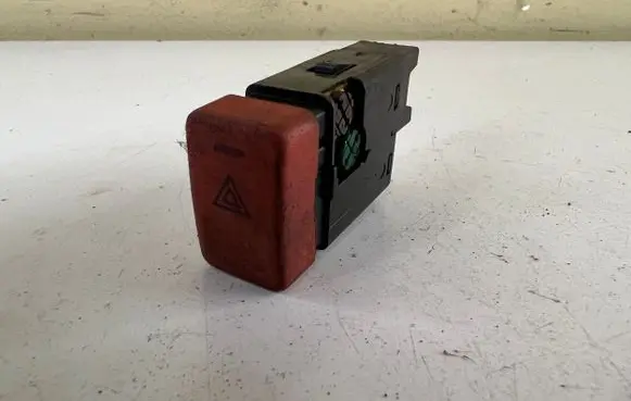 Land Rover Range Rover P38A Hazard light switch 0157800