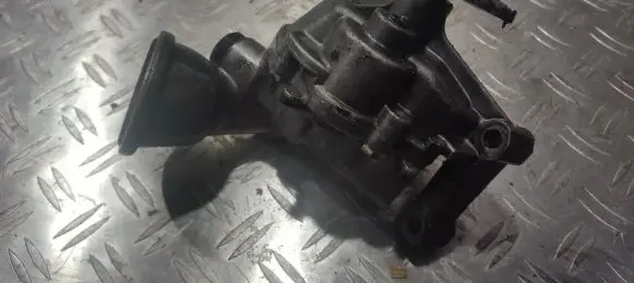 Mercedes-Benz 190 W201 Oil pump 1111810120