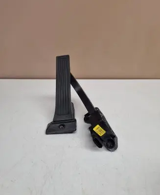 Accelerator throttle pedal