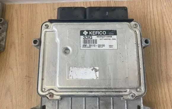 Hyundai i30 Engine control unit/module 391122B100 9030933129KB GFD844CFS35000