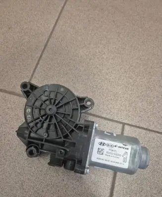 Hyundai i30 Front door window regulator motor 82450G3000