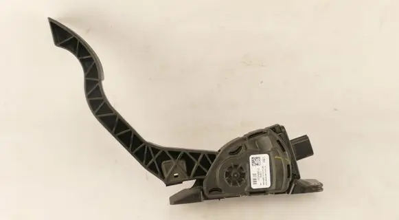 Accelerator throttle pedal