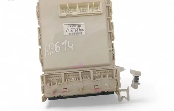 Toyota Auris 150 Fuse module 8273002J50
