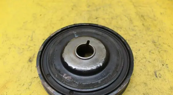 Renault Megane II Crankshaft pulley 8200552236