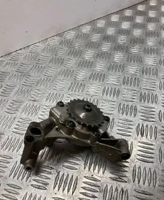 Volkswagen PASSAT B6 Oil pump 03G115105