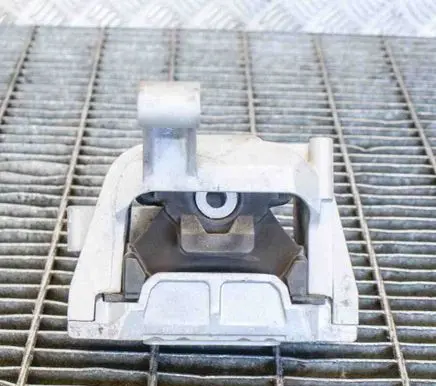 Audi Q3 8U Engine mount bracket 5N0199262P