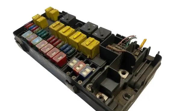 Land Rover Discovery 3 - LR3 Fuse module YQE103800