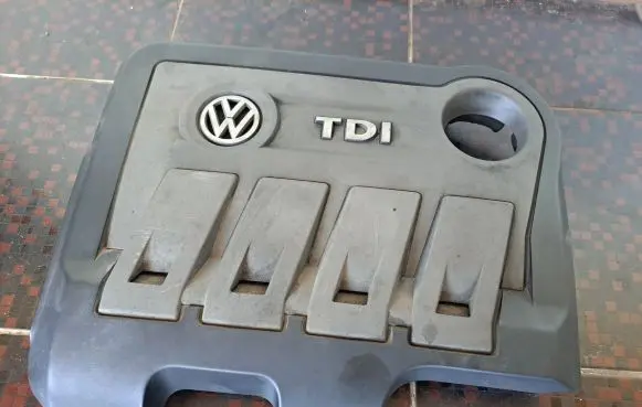 Volkswagen PASSAT B7 Engine cover (trim)