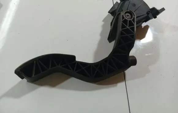 Accelerator throttle pedal