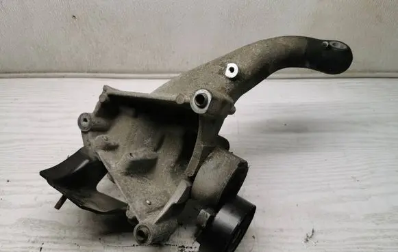 Engine mounting bracket
