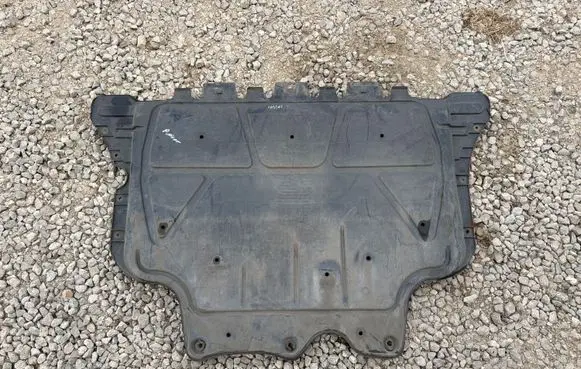 Volkswagen PASSAT B8 Engine splash shield/under tray 5Q0825236
