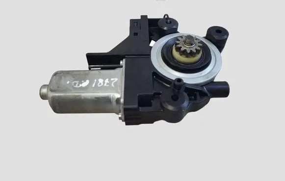 Volvo V70 Front door window regulator motor 970714102