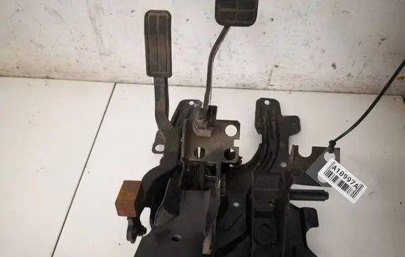 Volkswagen PASSAT B3 Brake pedal 