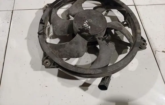 Citroen C4 I Picasso Radiator cooling fan shroud 