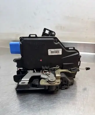 Volkswagen Jetta V Rear door lock 7L0839015