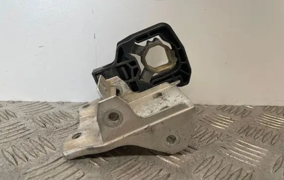 BMW 5 F10 F11 Radiator mount bracket 7186513