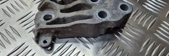 Mazda 2 Engine mounting bracket