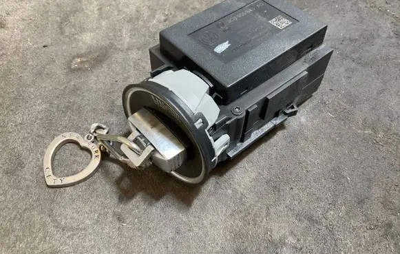 Volkswagen PASSAT B7 Ignition lock 3C0905843AD 333038011